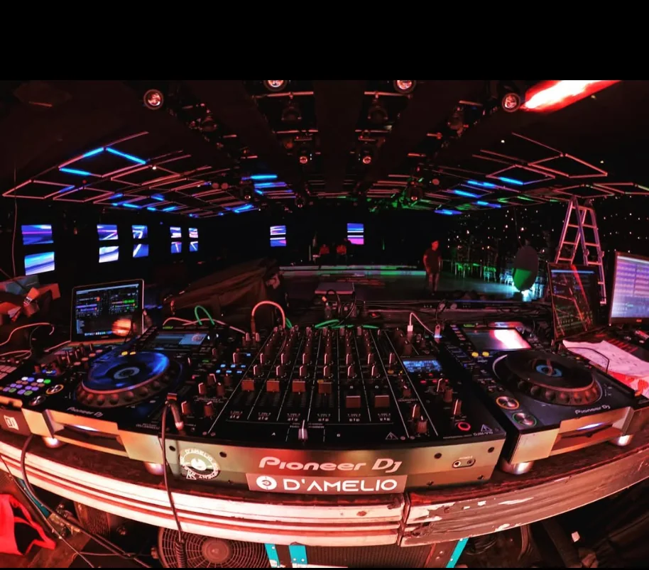 Cabina de club montada por D'Amelio Equipment